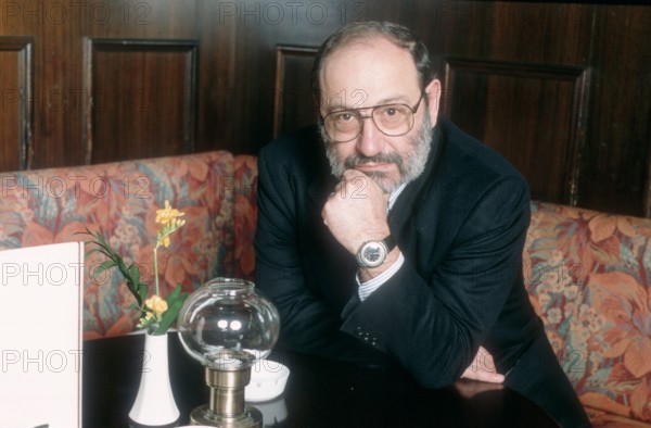 Umberto Eco 03/95 kück Mann Literatur Autor Italien Bart seriös grauhaarig Halbglatze Brille quer halb sitzend Sakko Krawatte lächelnd Hand Gesicht