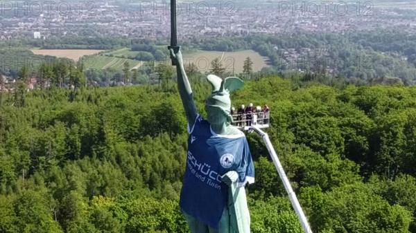 The Hermannsdenkmal is wearing the jersey of the DSC Arminia Bielefeld soccer club