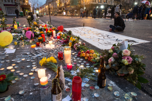 A man mourns next to a banner that reads 'Je suis Bruxelles Ik ben Brussel' (lit. I am Brussels) in front of the stock exchange at Place de la Bourse in Brussels, Belgium, 23 March 2016. At least 30 people have been killed and more than 180 were injured in a new series of terror attacks that rocked Brussels, Belgium on 22 March 2016. Photo: FEDERICO GAMBARINI/dpa