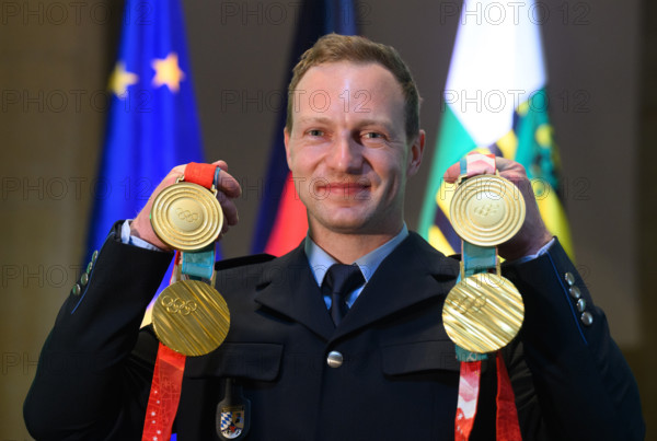 Francesco Friedrich, four-time Olympic bobsleigh champion, presents his gold medals from Beijing 2022 and Pyeongchang 2018 at the reception for Saxony's Olympic participants and medal winners in the State Chancellery.