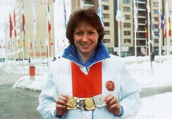DDR-Eisschnelläuferin Karin Enke präsentiert während der Olympischen Winterspiele von Sarajevo 1984 lächelnd ihr gewonnenes Edelmetall - zwei Goldmedaillen (1000m und 1500m) und zwei Silbermedaillen (500m und 3000m).