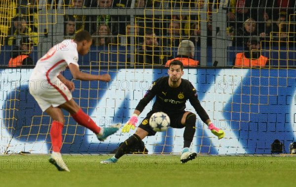 12.04.2017, xmhx, Fussball UEFA Champions League, Borussia Dortmund - AS Monaco, emspor, v.l. Kylian Mbappe (AS Monaco) erzielt ein Tor, Goal scored zum 1:3, Lukasz Piszczek (Borussia Dortmund), Kylian Mbappe (AS Monaco), Roman Bürki (Borussia Dortmund) || Mininum fee EUR 20