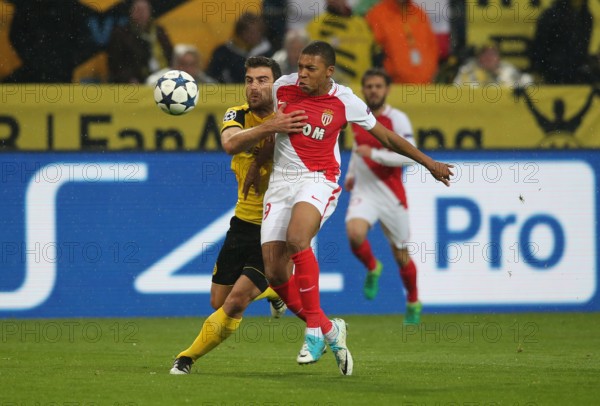 firo : 12.04.2017, Fußball, 1.Bundesliga, Saison 2016/2017 UEFA, Champions League, CL, CHL, Viertelfinale, Hinspiel, BVB, Borussia Dortmund - AS Monaco 2:3 Foul zum Elfmeter, SOKRATIS gegen MBAPPE