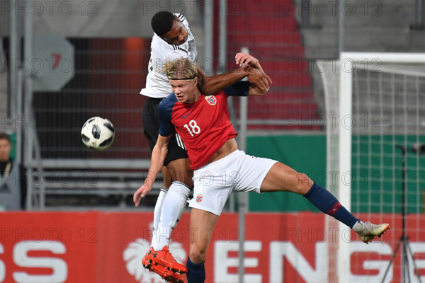 Jonathan TAH (GER), Aktion,Zweikampf gegen Erling BRAUT HALAND (NOR). Fussball U-21 Laenderspiel.EM Qualifikation, Deutschland (GER) - Norwegen (NOR) 2-1, am 12.10.2018 in Ingolstadt / AUDI SPORTPARK. DFB REGULATIONS PROHIBIT ANY USE OF PHOTOGRAPHS AS IMAGE SEQUENCES AND/OR QUASI-VIDEO.