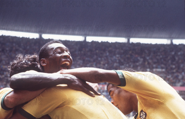 1970 FIFA World Cup finale in Mexico, Brazil - Italy 4:1, Brazilian players are cheering around Pele.