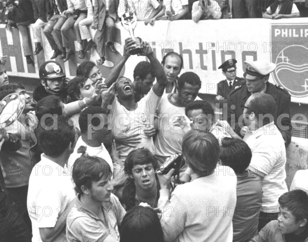 Pele with the Jules Rimet Cup. [XPAEXPORTID003008]