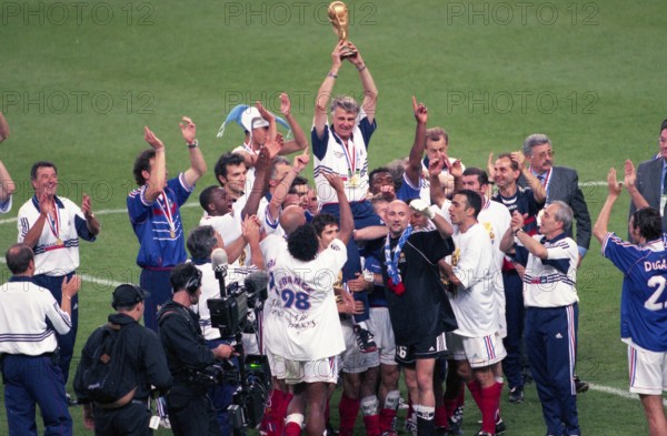 firo : 12.07.1998 Fußball, WM WELTMEISTERSCHAFT 1998 WORLD CUP FINAL FINALE Brasilien - Frankreich Brazil - France 0:3 Weltmeister Frankreich Siegerehrung Trainer Aime Jacquet mit Pokal auf den Schultern der Spieler