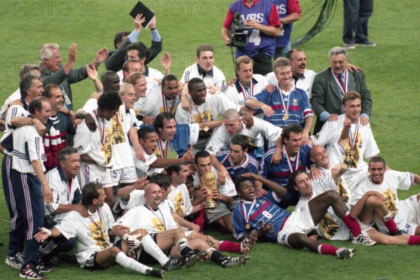 firo : 12.07.1998 Fußball, WM WELTMEISTERSCHAFT 1998 WORLD CUP FINAL FINALE Brasilien - Frankreich Brazil - France 0:3 Weltmeister Frankreich Siegerehrung Team Frankreich