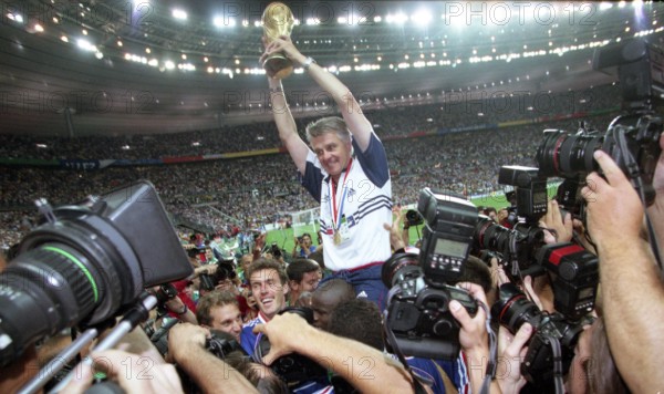firo : 12.07.1998 Fußball, WM WELTMEISTERSCHAFT 1998 WORLD CUP FINAL FINALE Brasilien - Frankreich Brazil - France 0:3 Weltmeister Frankreich Siegerehrung Trainer Aime Jacquet mit Pokal auf den Schultern der Spieler vor Fotografen