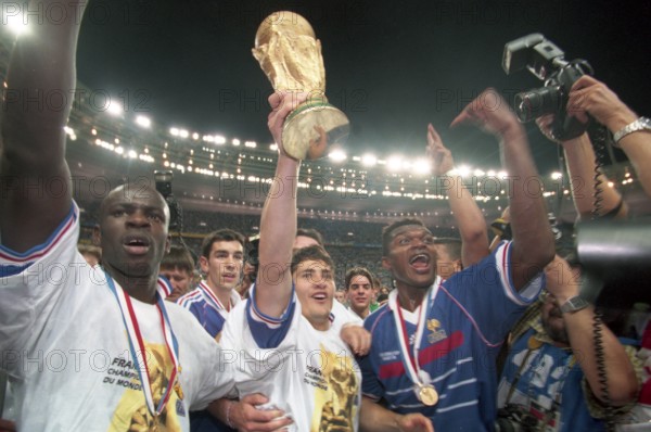 firo : 12.07.1998 Fußball, WM WELTMEISTERSCHAFT 1998 WORLD CUP FINAL FINALE Brasilien - Frankreich Brazil - France 0:3 Jubel mit WM Pokal Bixente Lizarazu (Mitte)