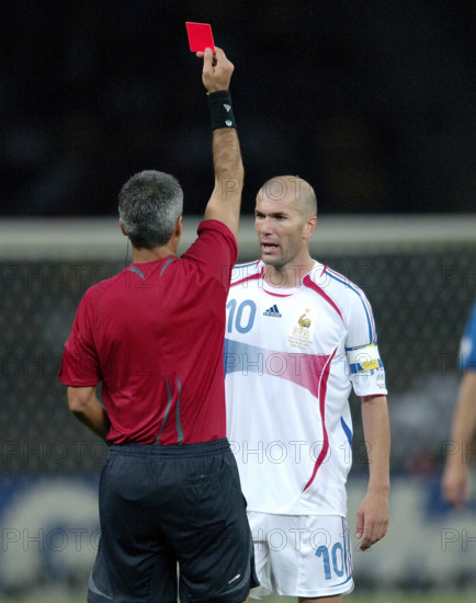 Zinedine ZIDANE wird am 23. Juni 2022 50 Jahre alt, Schiedsrichter Horacio ELIZONDO li. (ARG) zeigt Zinedine ZIDANE re. (FRA) die rote Karte Finale, Italien (ITA) - Frankreich (FRA) 6:4 n. E. , am 09.07.2006 in Berlin; Fussball WM2006 FIFA WM 2006, vom 09.06. - 09.07.2006 in Deutschland