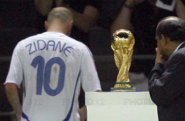 Zinedine Zidane from France leaves the pitch after a red card during the final of the 2006 FIFA World Cup between Italy and France at the Olympic Stadium in Berlin, Germany, Sunday 09 July 2006. WOLFGANG KUMM +++ Mobile Services OUT +++ Please