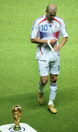 YEARENDER 2006 JULY 5/7 French team captain Zinedine Zidane leaves the pitch after being sent off during the final of the 2006 FIFA World Cup between Italy and France at the Olympic Stadium in Berlin, Germany, Sunday 09 July 2006. Peter Kneffel