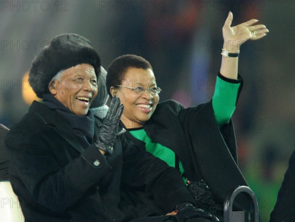 Former South African President Nelson Mandela and his wife Graca Machel smile during the closing ceremony prior to the 2010 FIFA World Cup final match between the Netherlands and Spain at Soccer City Stadium in Johannesburg, South Africa 11 July 2010. Photo: Marcus Brandt dpa - Please refer to http://dpaq.de/FIFA-WM2010-TC +++ dpa-Bildfunk +++