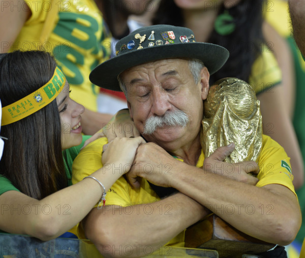 08.07.2014, Fussball WM 2014 in Brasilien, Halbfinale, Brasilien - Deutschland, im Estadio Mineirao, Belo Horizonte. Traurige Brasilianische Fans nach dem Spiel, der beruehmteste Fans Brasiliens, Clóvis Acosta Fernandes. Mit 60 Jahren bereits im Jahre 2015 verstorben.