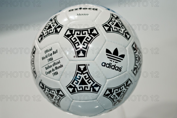Der offizielle Ball "Azteca Mexico" der Fußball-Weltmeisterschaft in Mexiko 1986, ist am 08.05.2014 in Fürth (Bayern) am Rande der Hauptversammlung des Sportartikelherstellers adidas zu sehen. Foto: Daniel Karmann/dpa