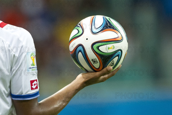allgemein, Feature, Randmotiv, ein Spieler aus Costa Rica haelt den Spielball "Brazuca" in der Hand, Detail, Niederlande NED - Costa Rica CRC 4:3 n.E. (0:0) Viertelfinale am 05.07.2014 in Salvador, Fussball Weltmeisterschaft 2014 in Brasilien vom 12.06. - 13.07.2014.