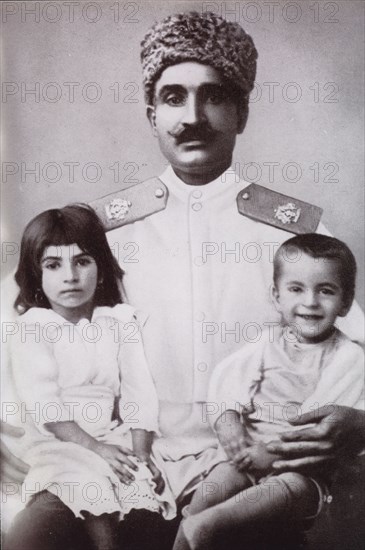 Reza Shah le Grand, prince Mohammed Reza et sa soeur jumelle, la princesse Ashraf