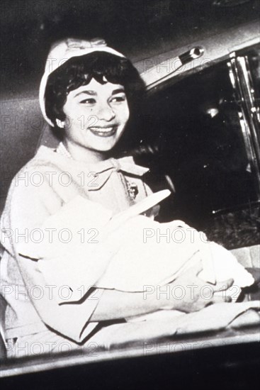 Farah Pahlavi et son fils aîné Reza à la sortie de l'hôpital, Octobre 1960