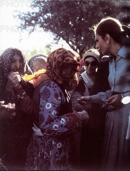 Farah Pahlavi chez les lépreux, ville de Machad
