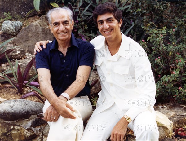Mohammed Reza Pahlavi et son fils aîné Reza en exil. Mexique,été 1979