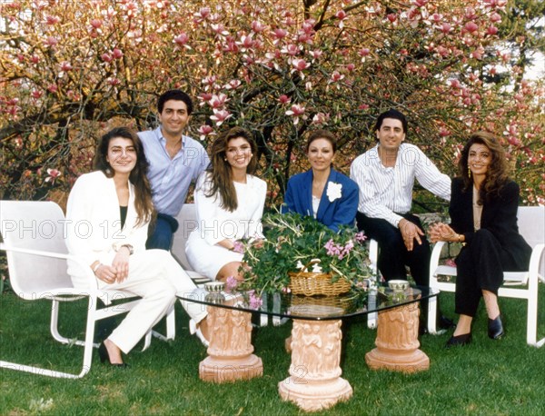 Farah Pahlavi entourée de sa famille. Etats-Unis, 1996.