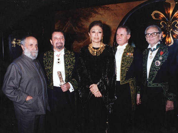Farah Pahlavi à l'Institut (Académie des Beaux-Arts) ; juin 1974.