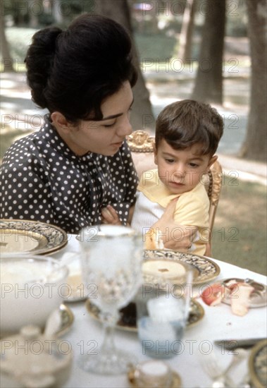 Farah Pahlavi et son fils Reza (1961)