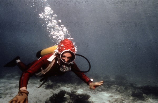 Farah Pahlavi fait de la plongée lors de ses vacances à l'île de Kish, 1975