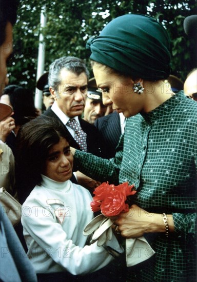 Farah Pahlavi en visite en province