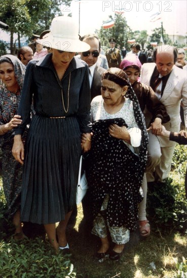 Farah Pahlavi en visite en province