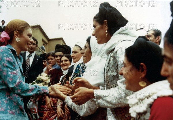 Farah Pahlavi en visite en province