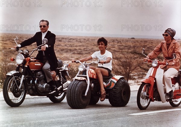 Farah et Mohammed Reza Shah Pahlavi avec leur fils Reza. Ile de Kish. 1975