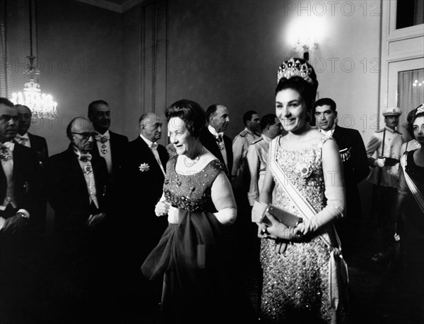 Farah Pahlavi reçoit Madame de Gaulle à Téhéran