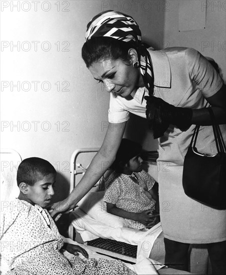 Farah Pahlavi - visite d'un hopital - Téhéran, 1969