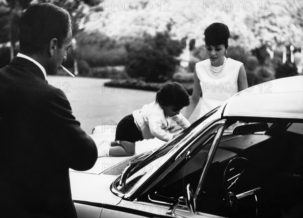 Farah et Mohammed Reza Shah Pahlavi avec leur fils Reza - Téhéran, 1963.