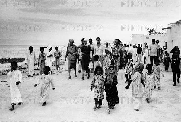 Farah Pahlavi avec Anne-Marie et Constantin de Grèce - Ile de Kish, 1975