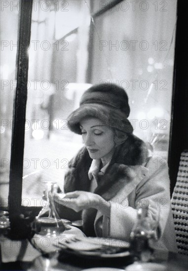 Marlène Dietrich in a café