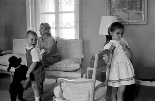 Grace de Monaco et ses enfants Caroline et Albert (28 juin 1962)