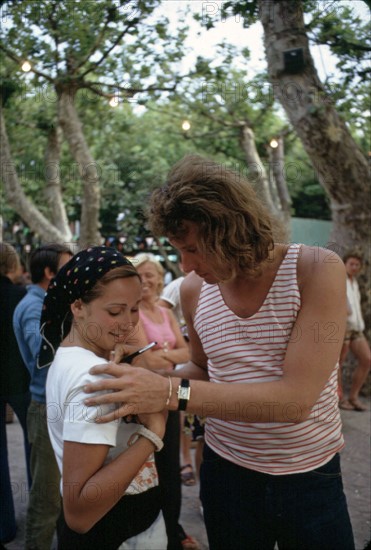 Johnny Hallyday signing an autograph on the T-shirt of a fan (July 23, 1971)