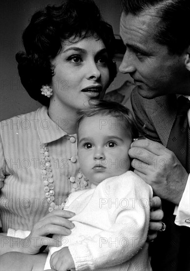 Gina Lollobrigida et  Milko Skofic et leur fils (1958)