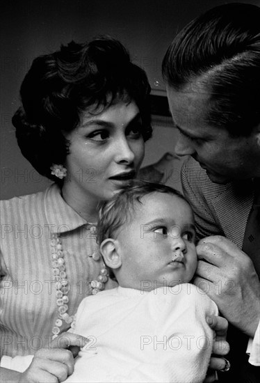 Gina Lollobrigida and Milko Skofic with their son (1958)