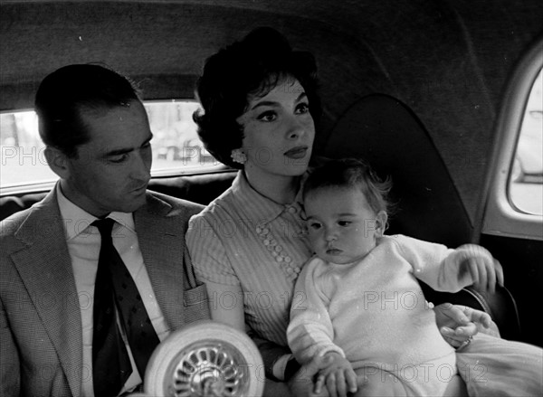 Gina Lollobrigida and Milko Skofic with their son (1958)