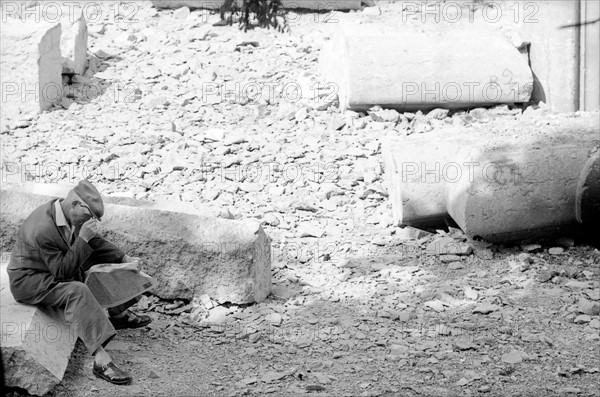 Reading in the Parisian Quarries