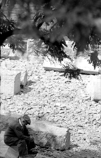 Reading in the Parisian Quarries