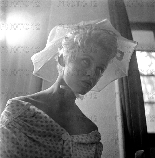 Brigitte Bardot sur le tournage de "La mariée est trop belle"