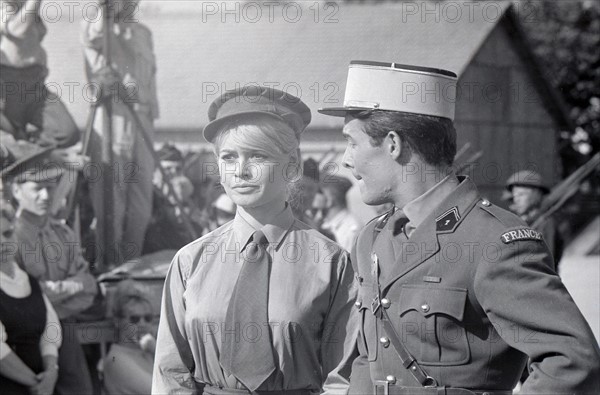 Brigitte Bardot et Jacques Charrier sur le tournage de "Babette s'en va en guerre"