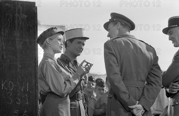 Brigitte Bardot et Jacques Charrier sur le tournage de "Babette s'en va en guerre"