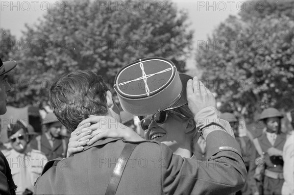 Brigitte Bardot et Jacques Charrier sur le tournage de "Babette s'en va en guerre"