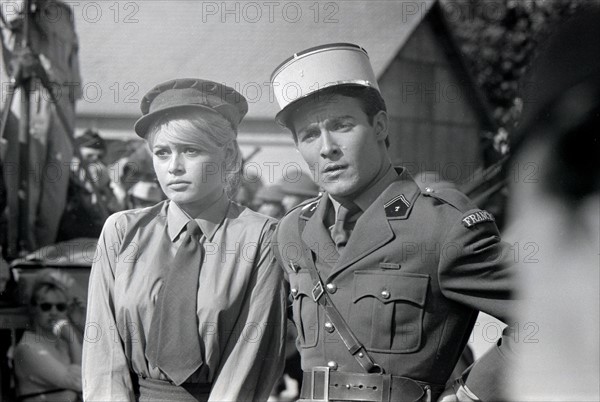 Brigitte Bardot et Jacques Charrier sur le tournage de "Babette s'en va en guerre"